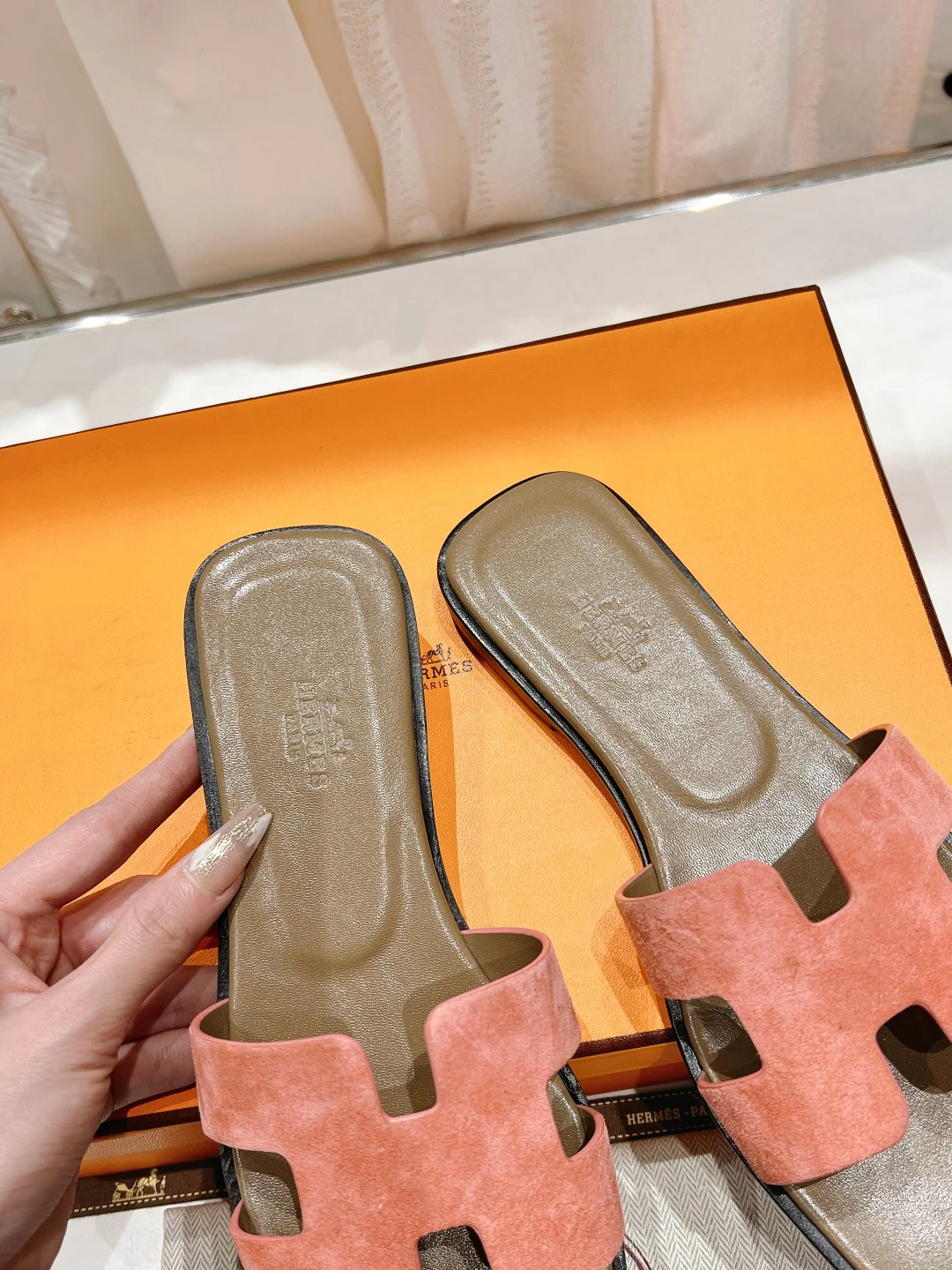 Новинка 2023 года от Hermes - Улучшенная версия - Классические тапочки H из овечьей кожи - Коричневые