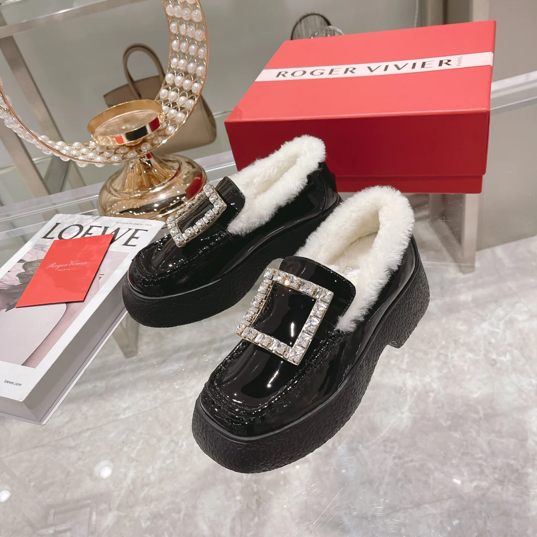 Новые флисовые лоферы RV осенне-зимней коллекции: толстая подошва, украшенные стразами.