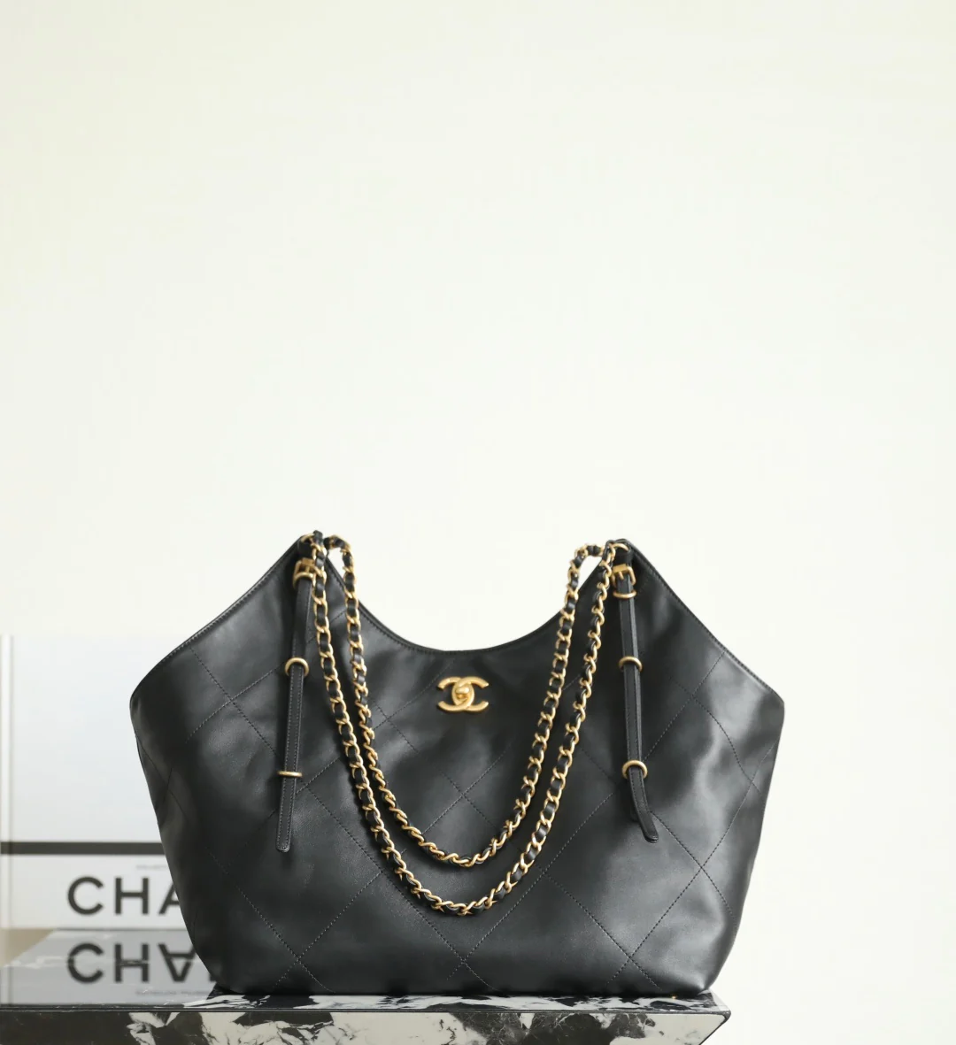 Маленькая черная сумка-тоут Chanel 25 с рукавами ?летучая мышь?.