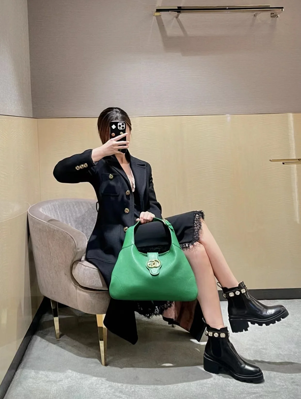 Весенняя коллекция Gucci 2023 — Сумка через плечо ?Полумесяц? — зеленая — Фотографии в действии.