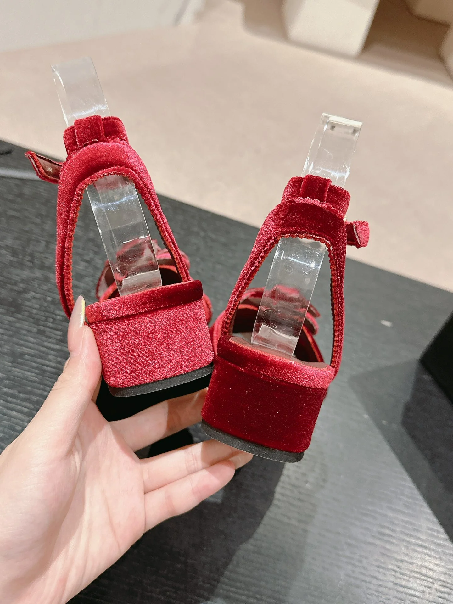 Сандалии Chanel 2024 на низком каблуке цвета ?Роза? — красные.