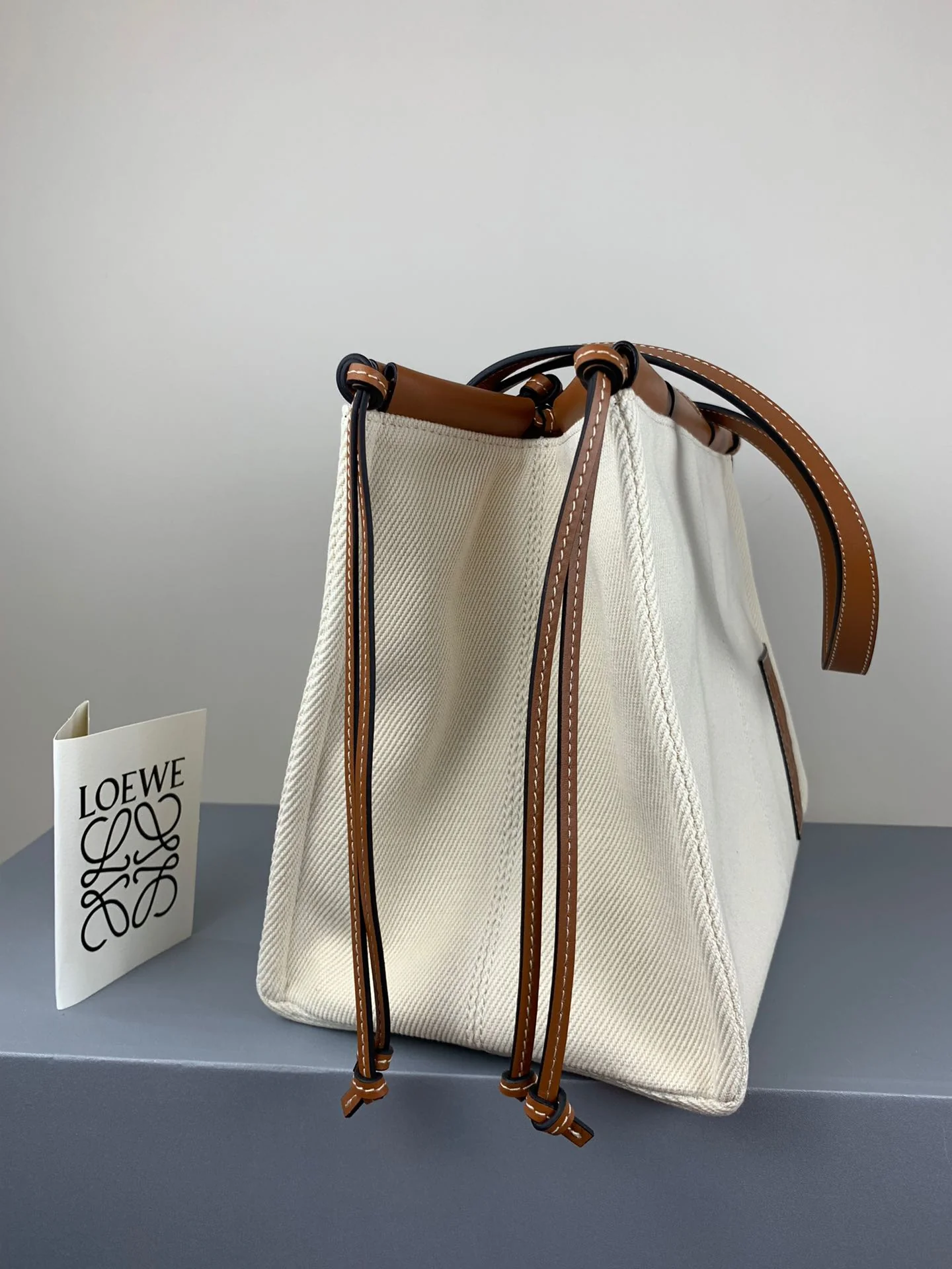 Сумка-тоут Loewe с подушкой, белая, коричневая кожа