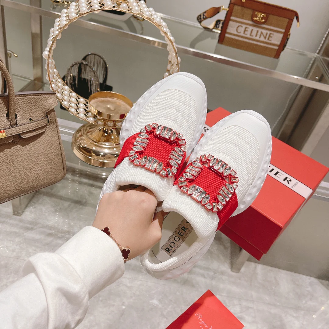 Обувь RV - Коллекция осень/зима 2022 - Классические повседневные туфли с пряжкой, украшенной стразами.