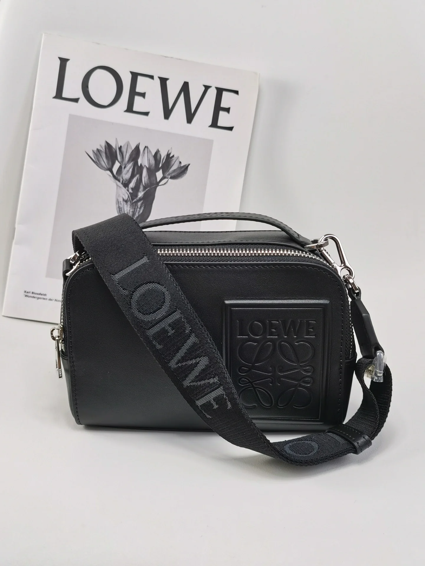 Новинка 2023 года от Loewe - Сумка для фотоаппарата из телячьей кожи - Унисекс - Черная