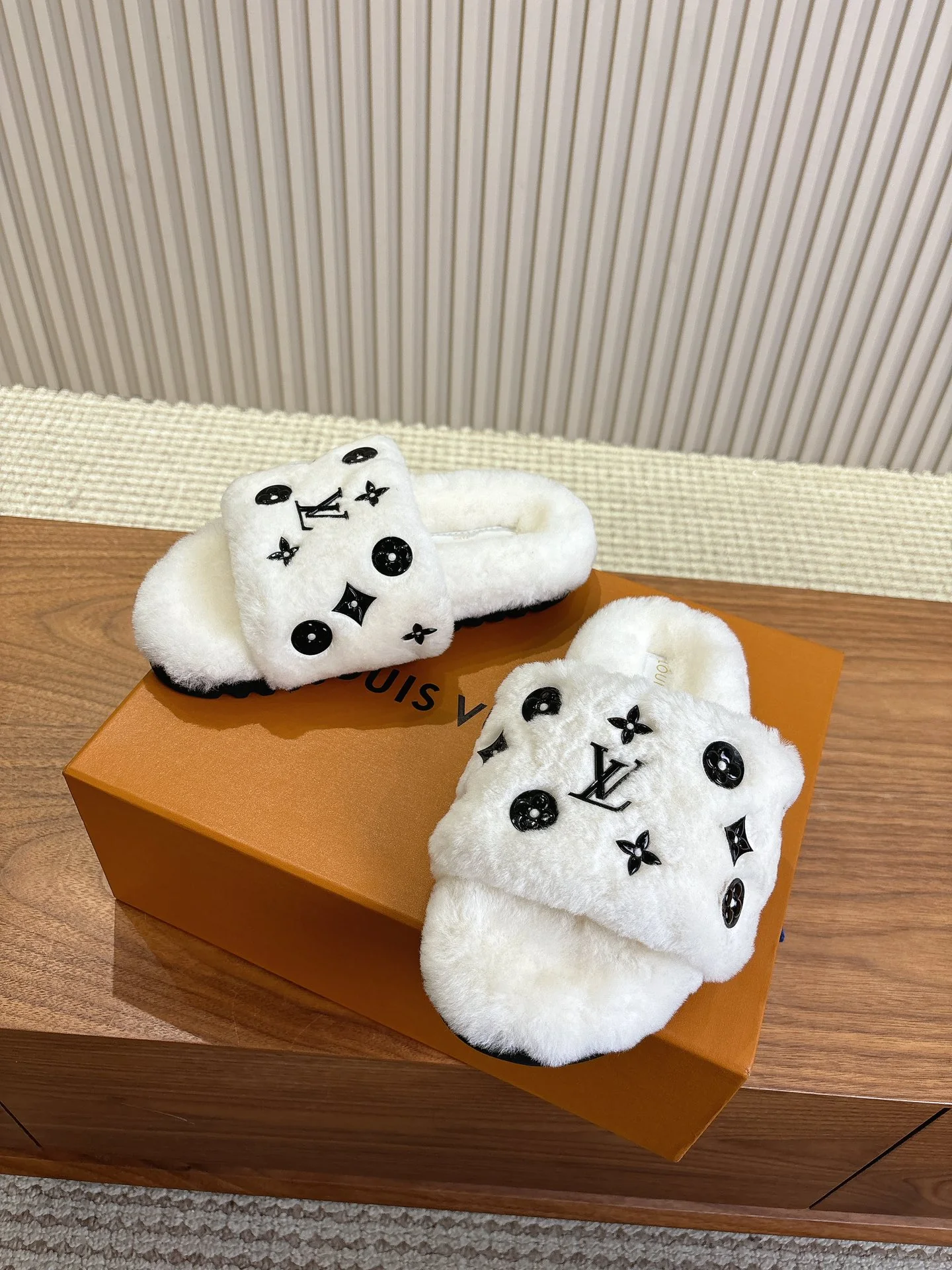 LV-2024 Шерстяные тапочки - Белые - 1