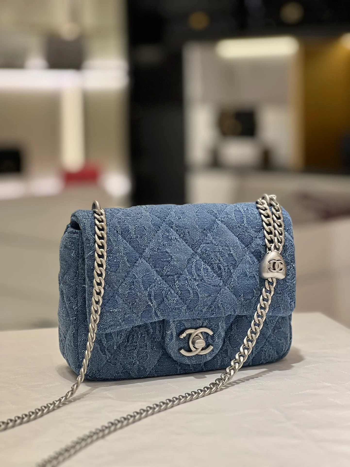 Коллекция Chanel Весна/Лето 2023 - Пряжка в виде сердца с камелией из денима - Квадратная - Светло-голубая серебристая пряжка - 19 см - 1