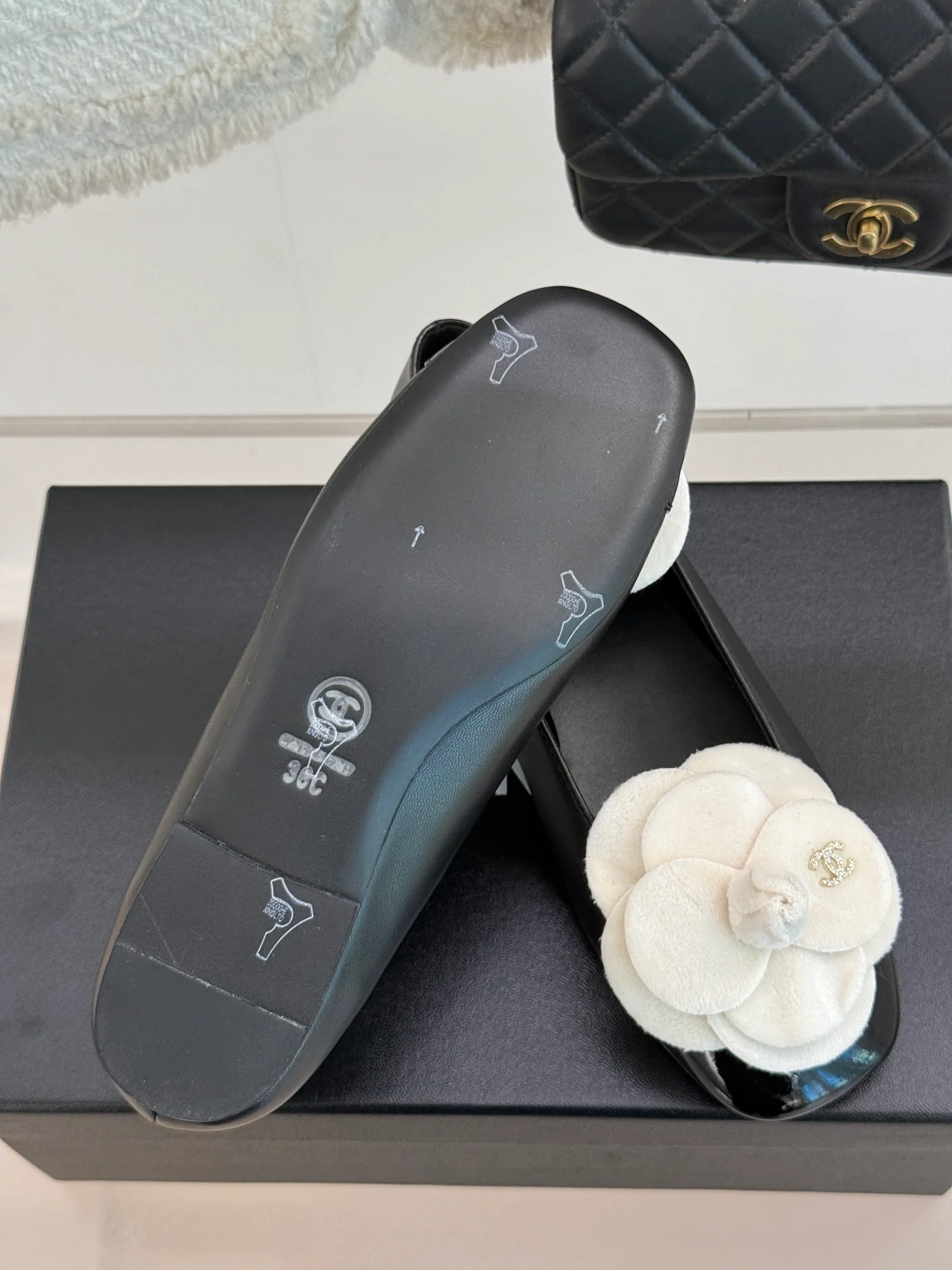 Туфли на низком каблуке Chanel Camellia 2024 — черные