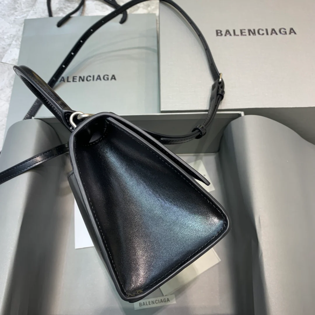 Сумка Balenciaga Hourglass - черная, из гладкой кожи.