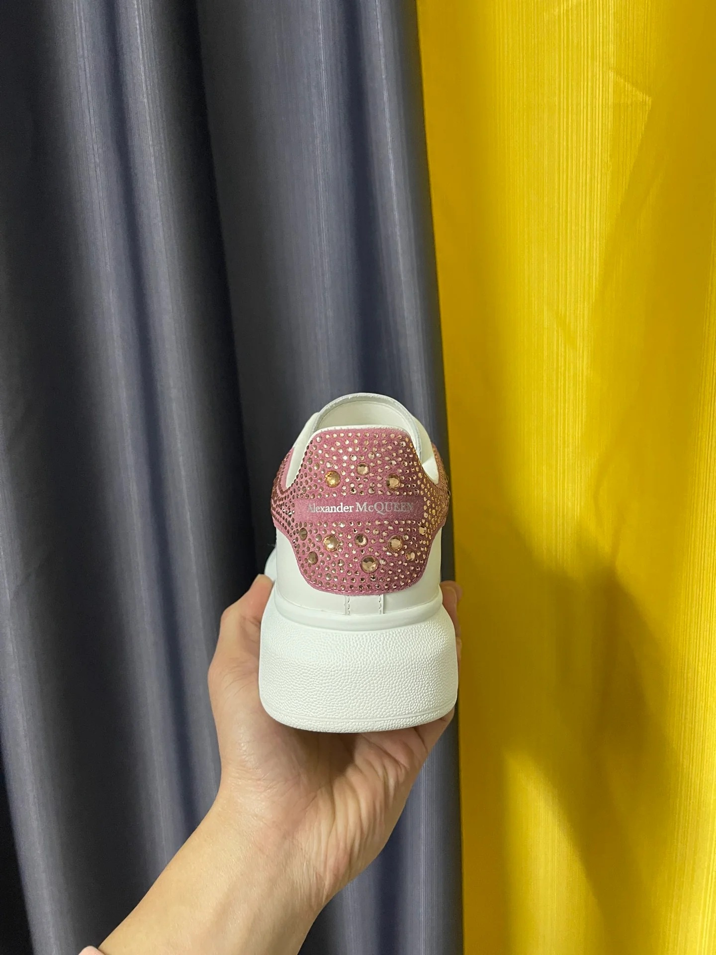 Классические белые кроссовки McQueen - унисекс - на каблуке из розово-фиолетового бархата с шампанскими стразами.