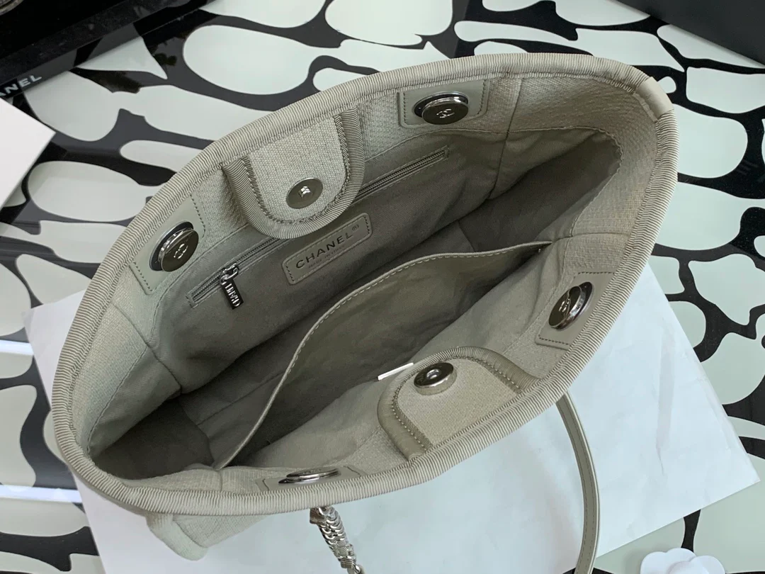 Пляжная сумка Chanel из коллекции осень/зима 2022 — бежевая — маленькая.