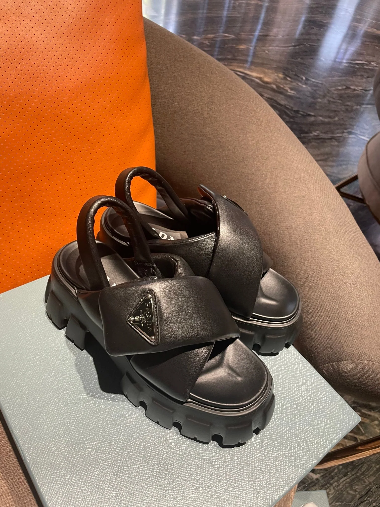 Новинка весны 2023 года от Prada - сандалии-пуховики - черные.