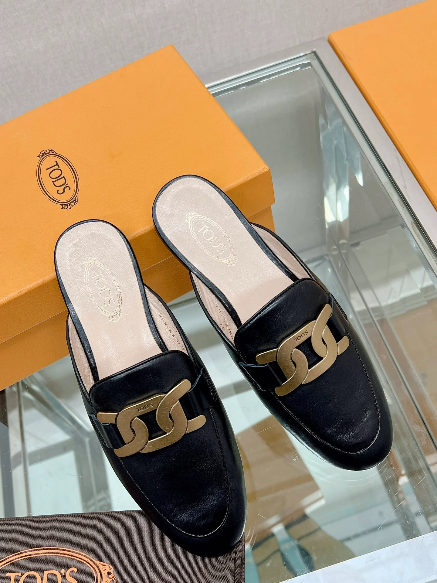 Весенняя коллекция Tods 2023 — плоские тапочки в ретро-британском стиле.