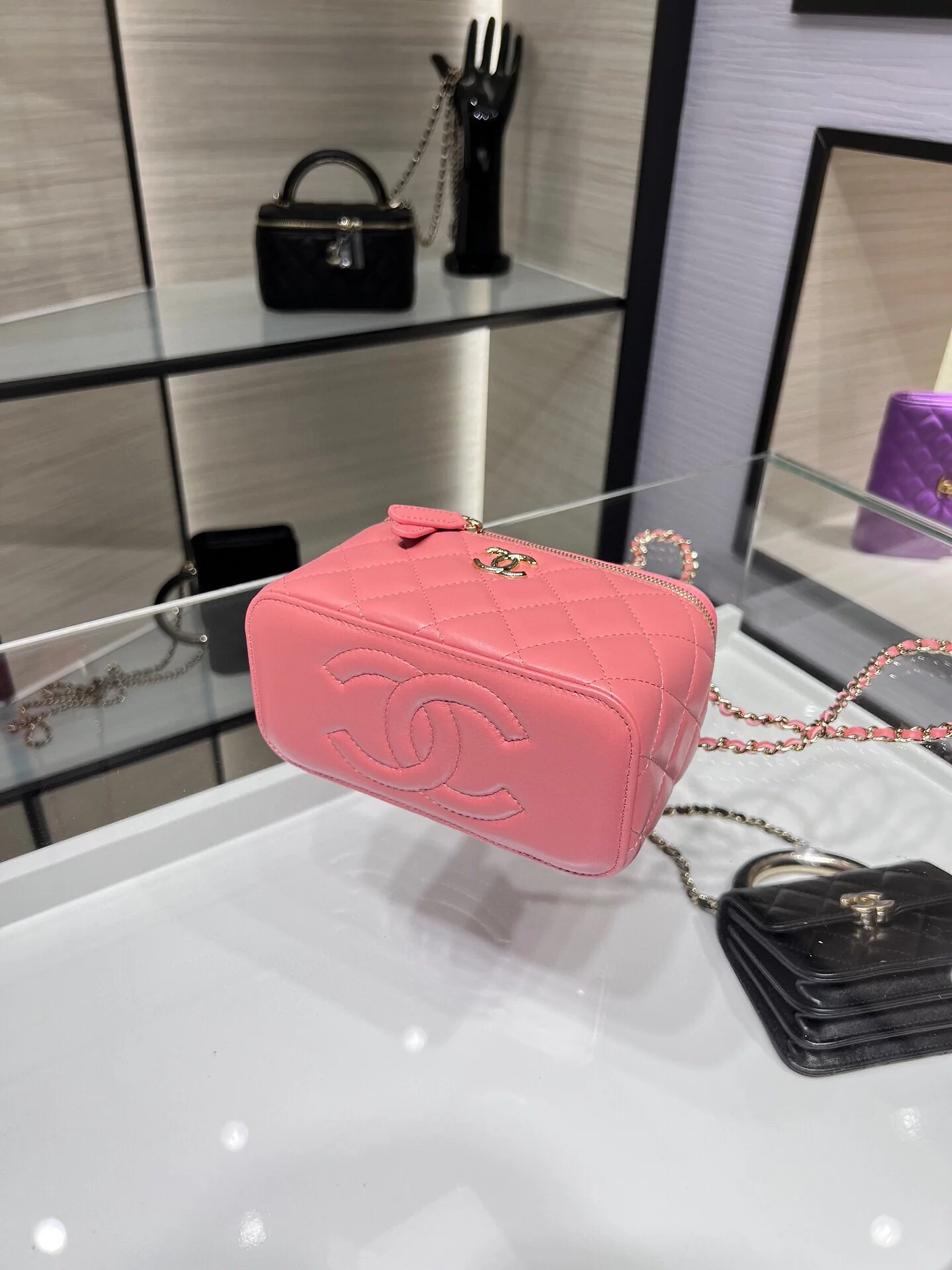 Сумочка для помады Chanel Métiers d'Art 2022 — квадратная, розовая, из овечьей кожи.