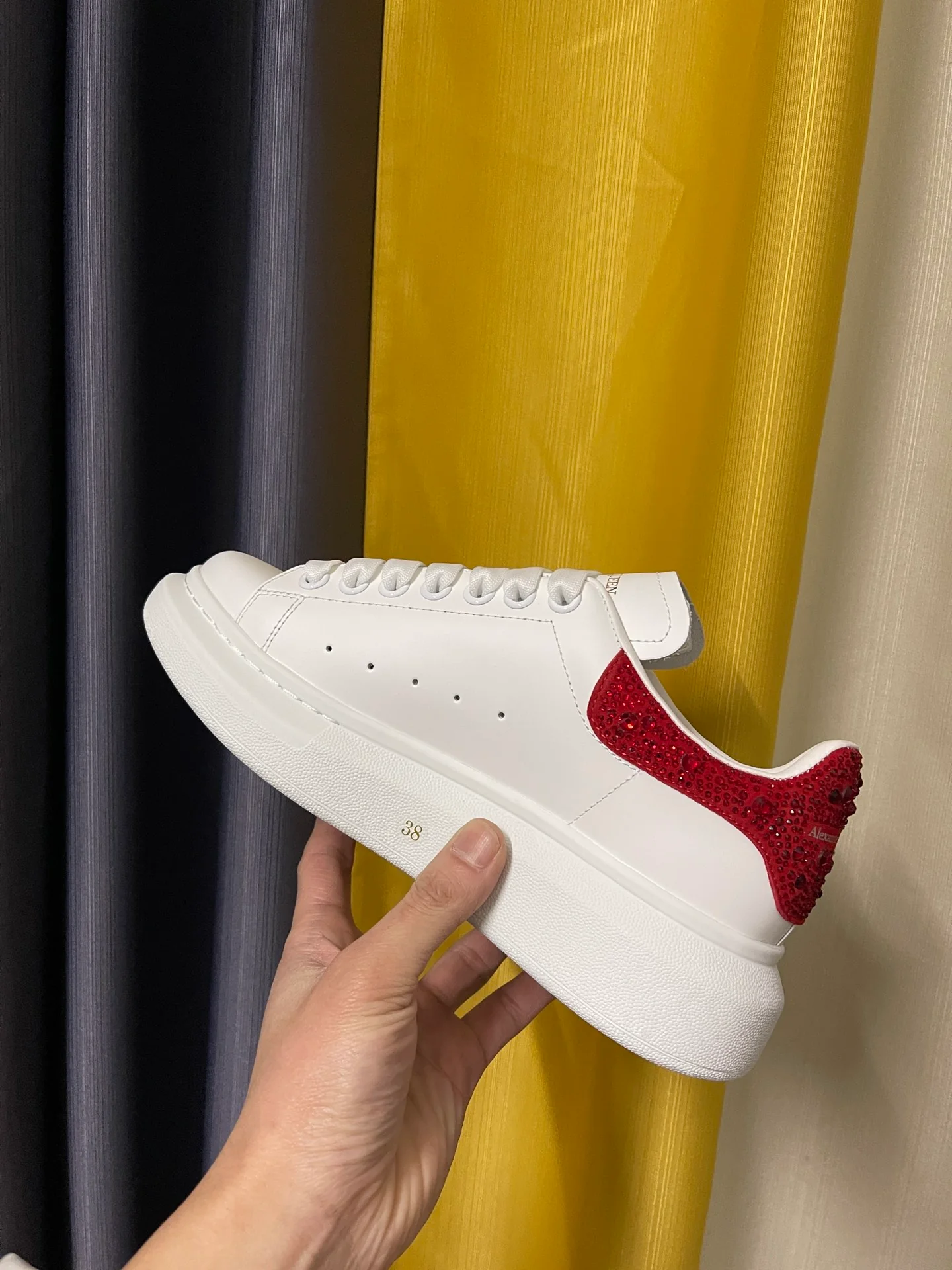 Классические белые кроссовки McQueen - красные