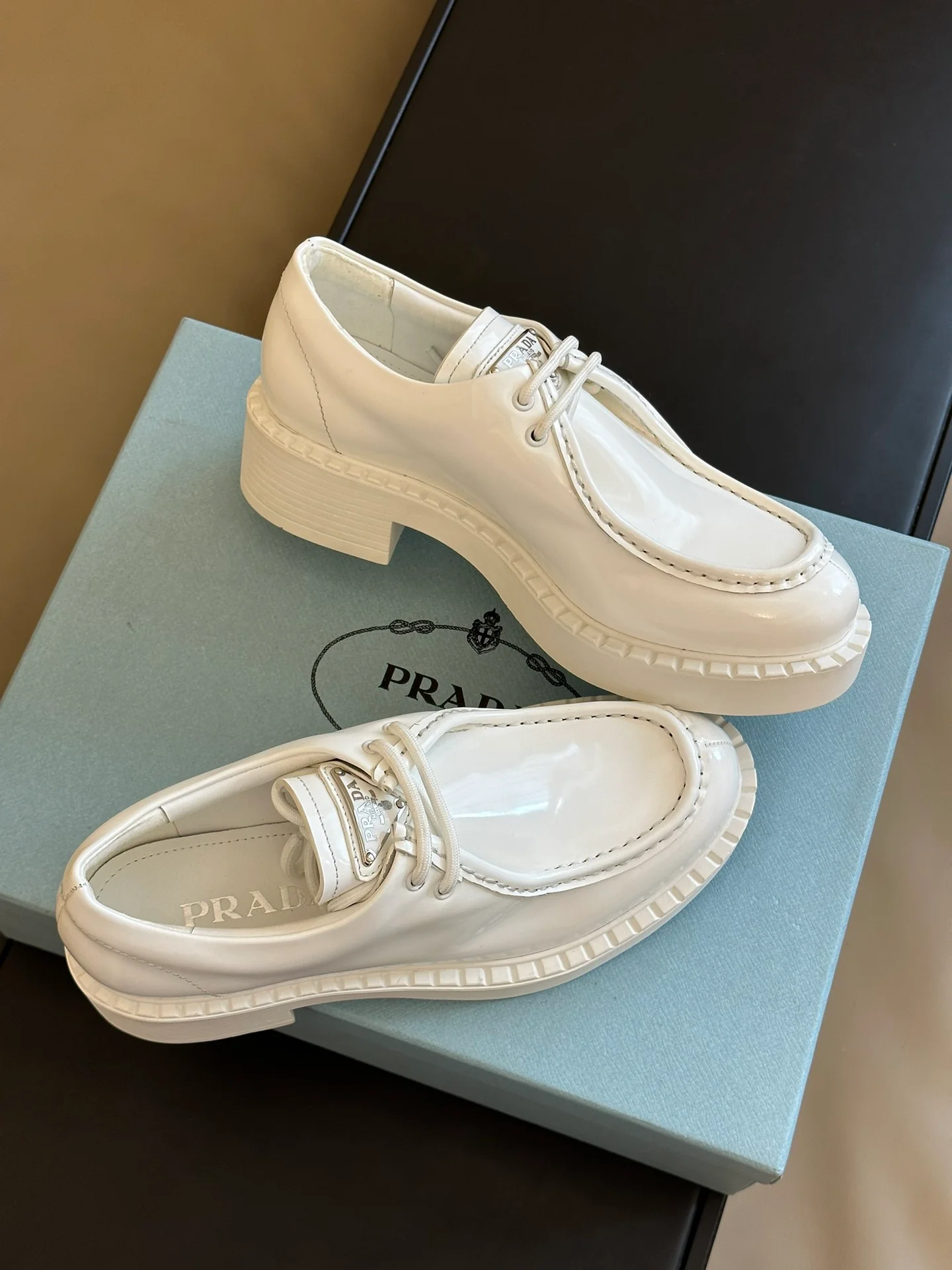 Новинка сезона осень/зима 2023 от Prada - Лоферы из телячьей кожи - Белые