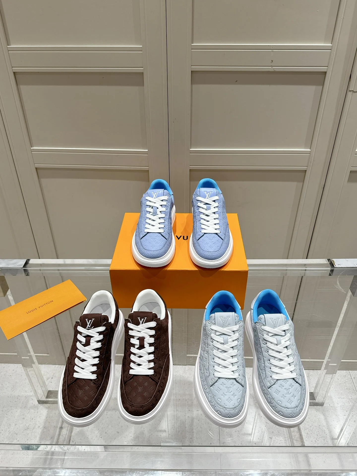 LV-2024 Кожаные скейтбордистские кроссовки с темным узором - Изображение из коллекции