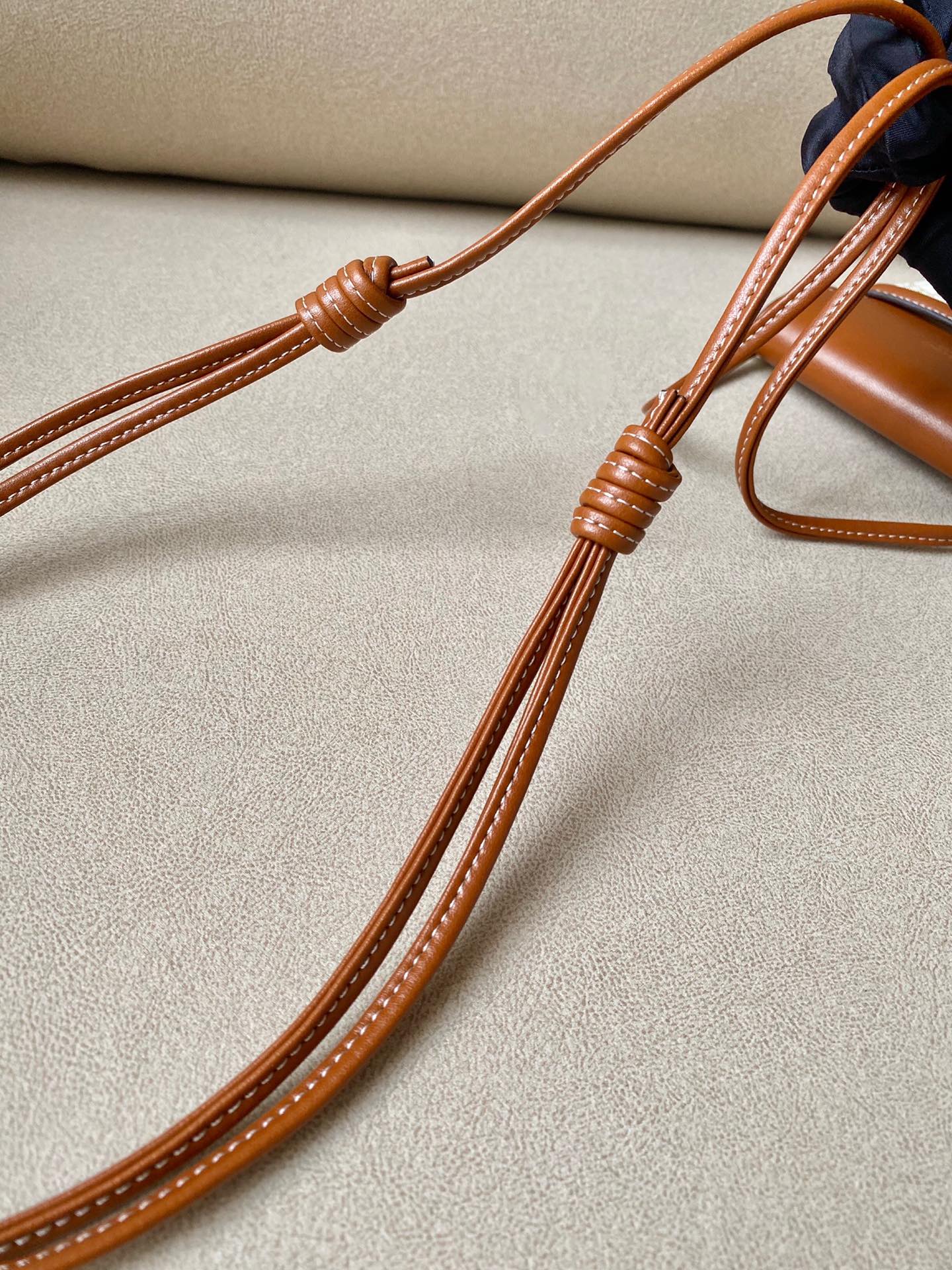 Celine 标志印花羊皮革翻盖手机包