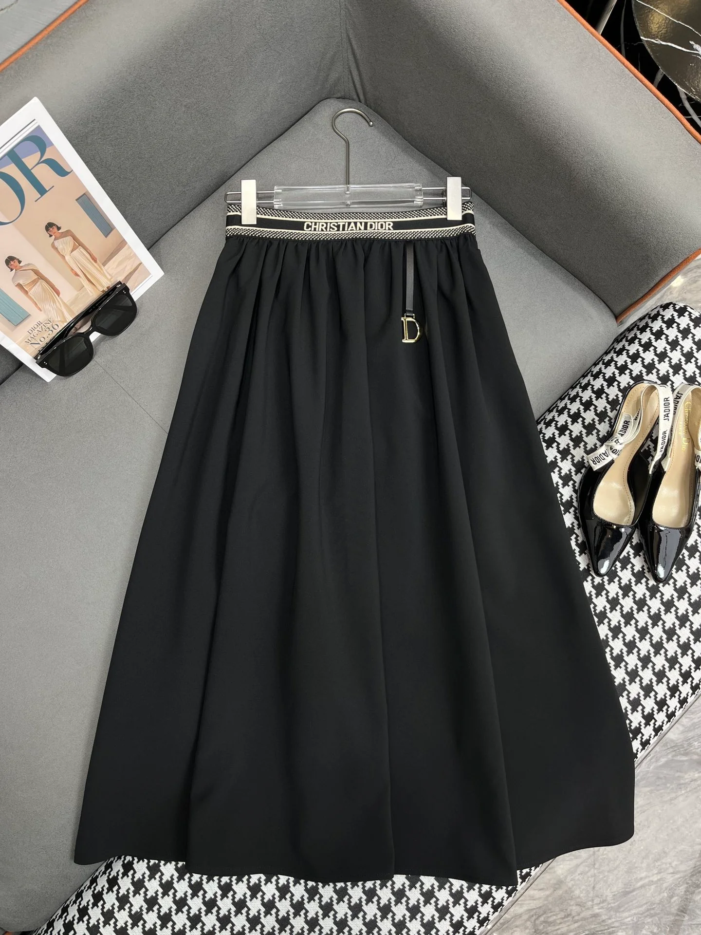 Летняя юбка Dior 2403-24ss с кожаным подвесным элементом в виде буквы - черная