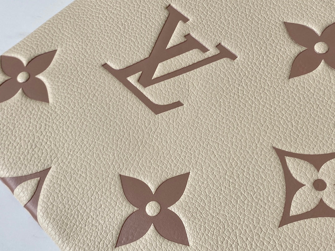 lv-m80174-daily-clutch bag