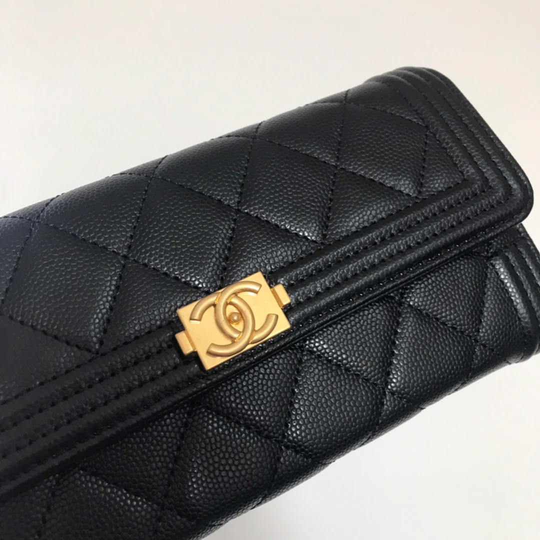 Кошелек-портмоне Chanel Le Boy Flip Wallet — из черной кожи личи с золотой пряжкой.
