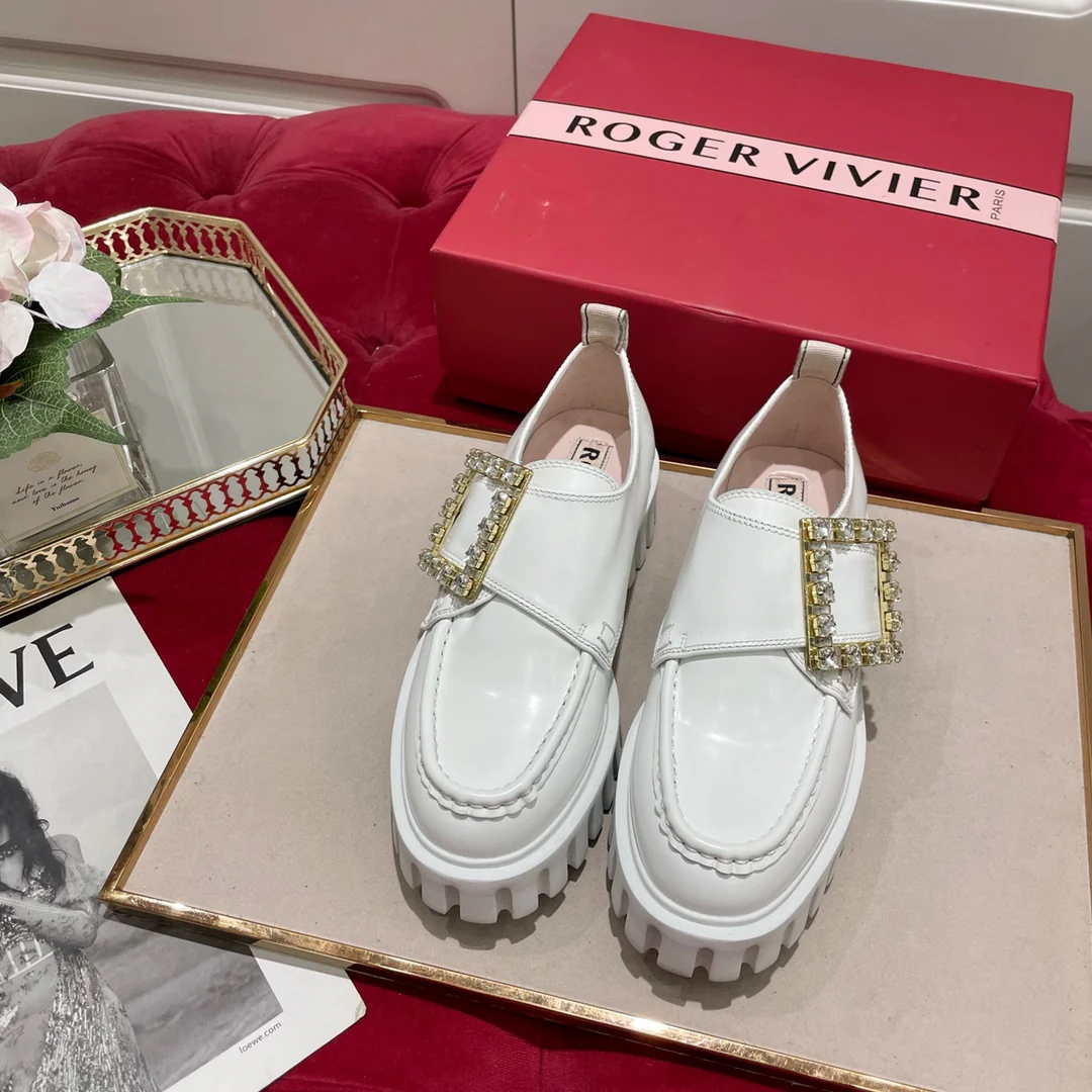 Лоферы из лакированной кожи с пряжками - белые