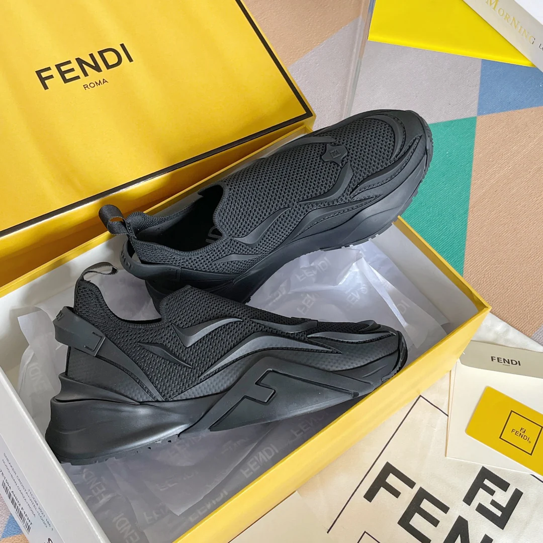 Новинка 2023 года от Fendi - кроссовки Flow Series Flyknit - черные.