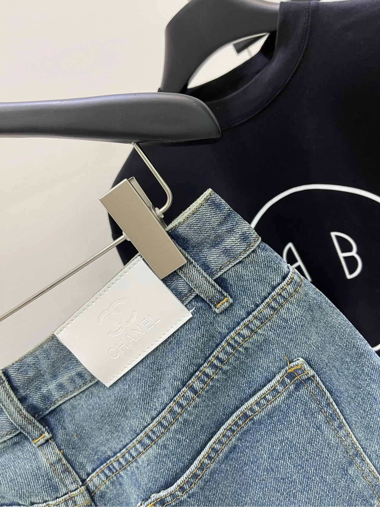 Chanel 2403 - Шорты с стразами и буквенным принтом