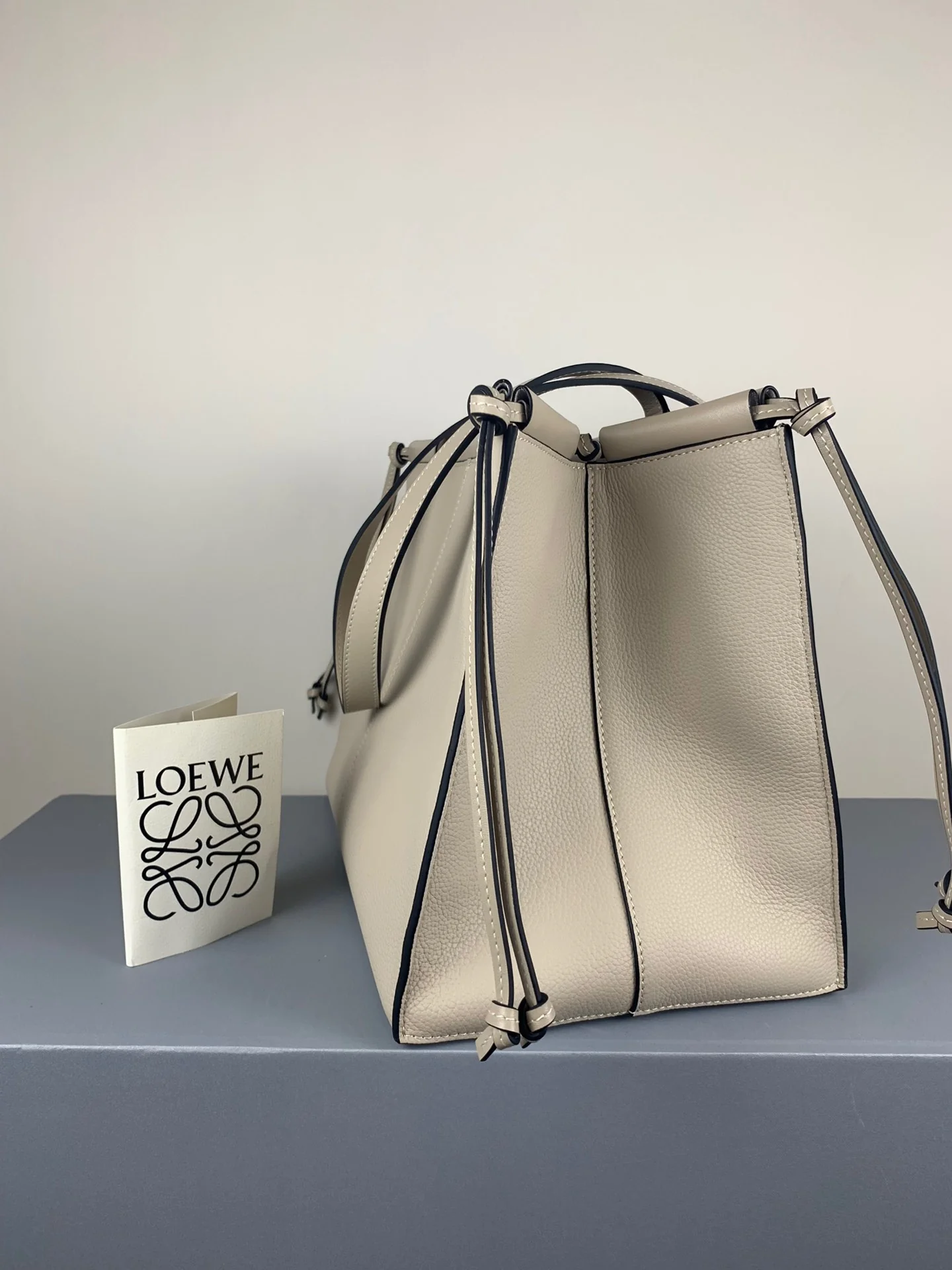 Сумка-тоут Loewe из телячьей кожи, белая.
