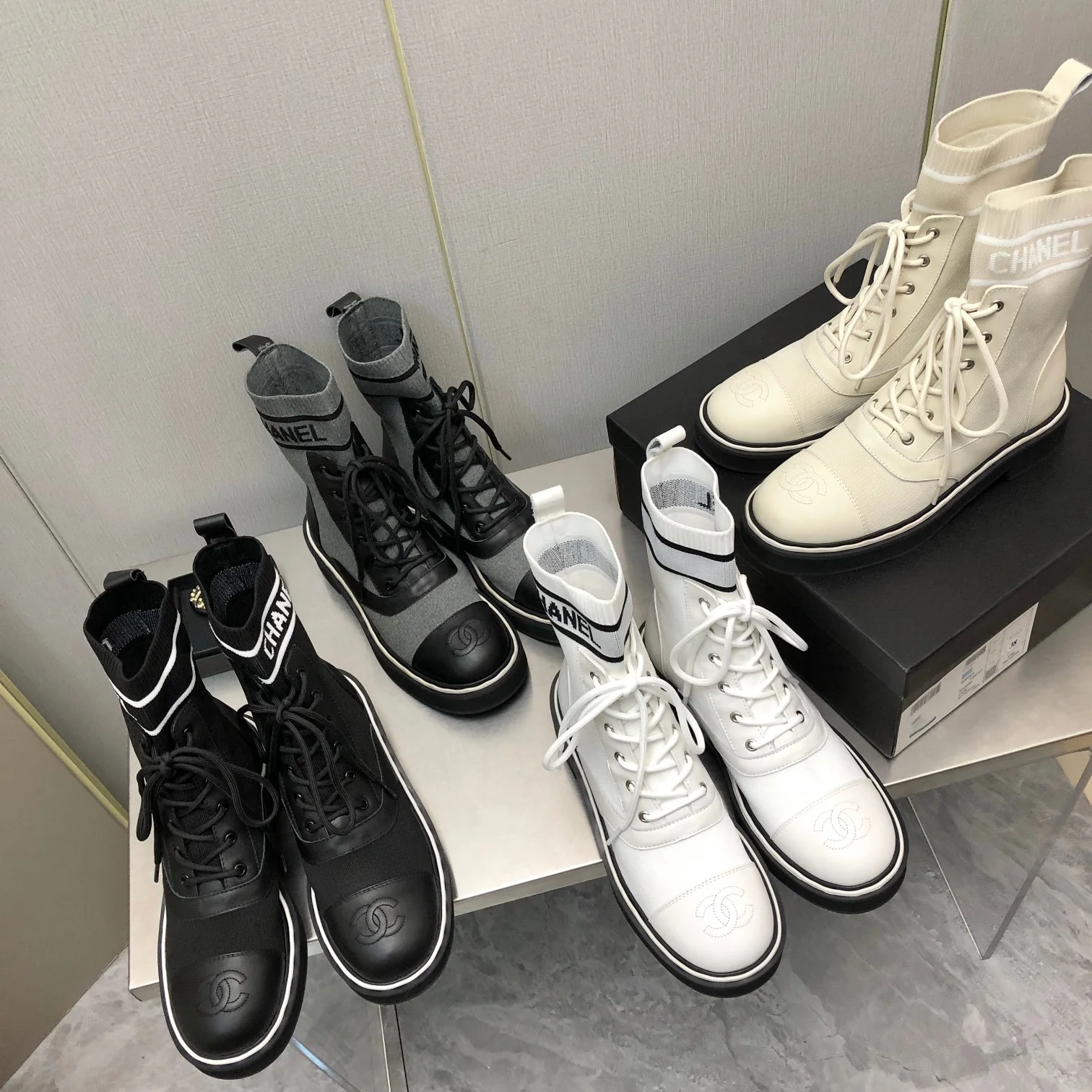 Классические стеганые ботильоны-носки на шнуровке Chanel 2022 года - изображение из коллекции