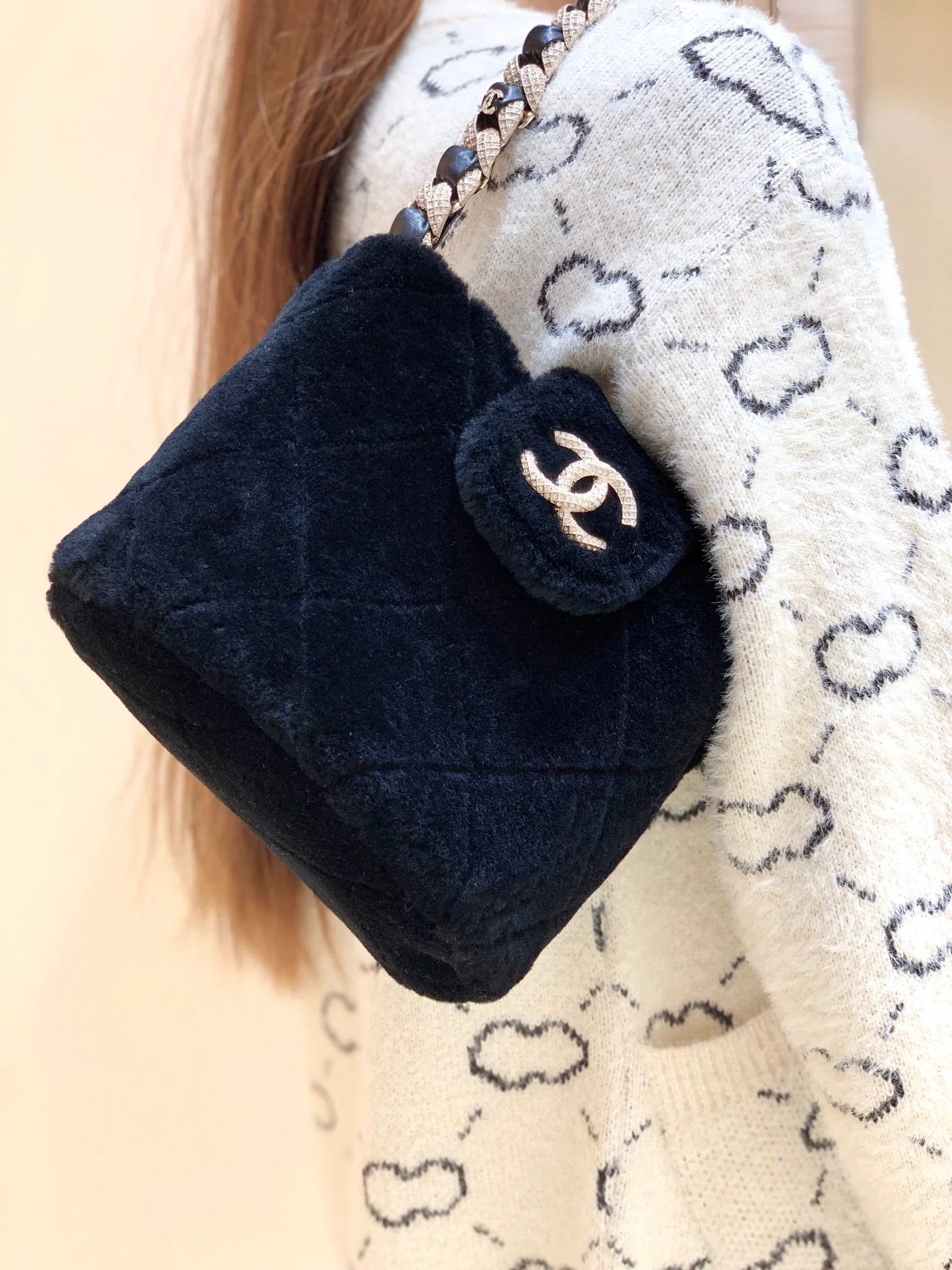 Сумка Chanel из овчины с цепочкой и бриллиантами - 1