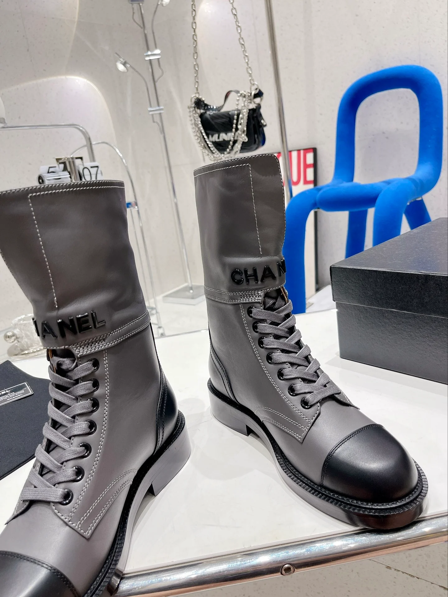 Новинка сезона осень/зима 2022 от Chanel — Ботинки Dr. Martens на шнуровке — Серые