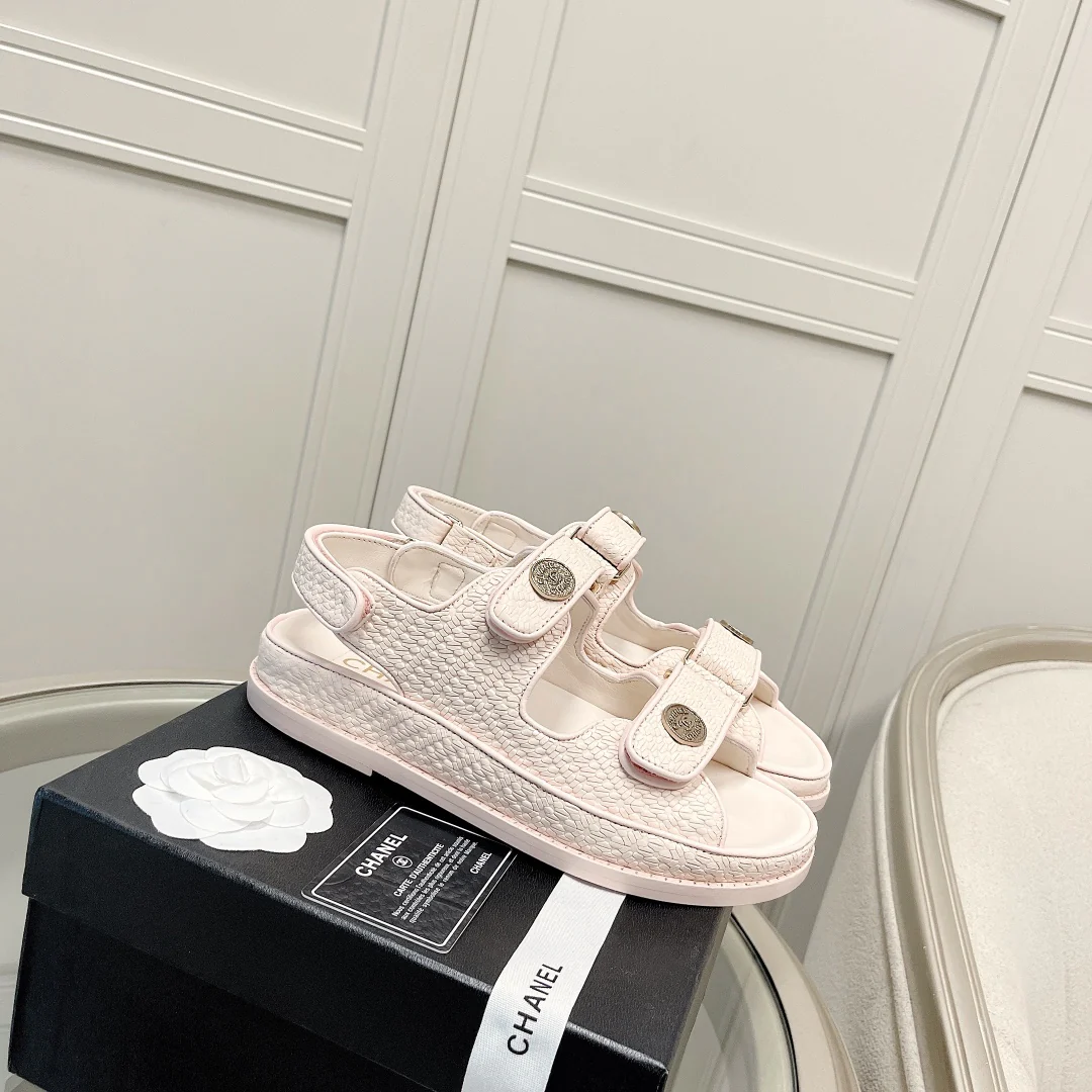 Chanel - светло-розовые кожаные сандалии в клетку