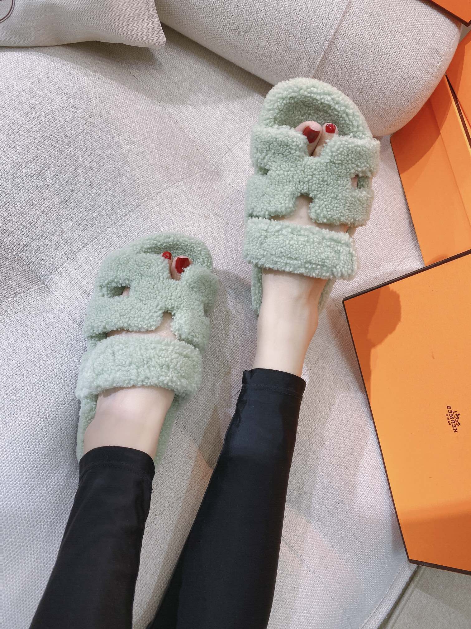 Новинка осенне-зимней коллекции Hermes 2022 — Домашние тапочки H-образной формы из овечьей шерсти и кожи, мятно-зеленого цвета — на фото.