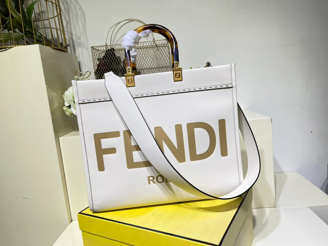 Сумка Fendi Sunshine Medium из белой кожи