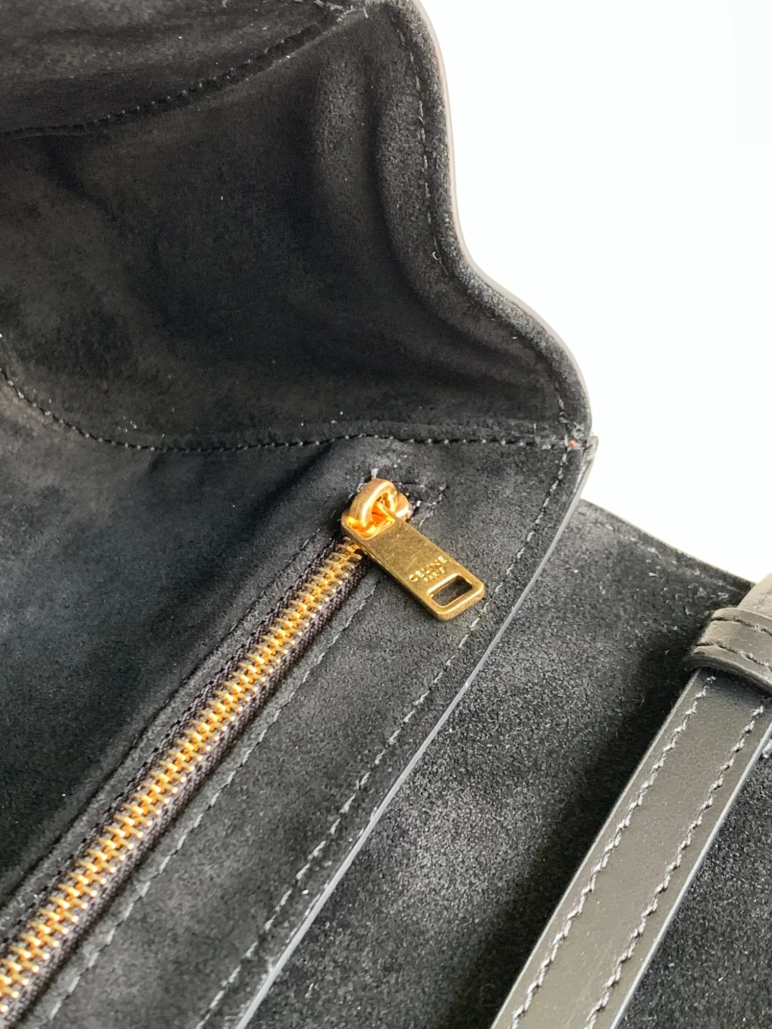 Новинка весны 2023 года от Celine - Миниатюрная сумка из мягкой зернистой телячьей кожи (16%) - Черная