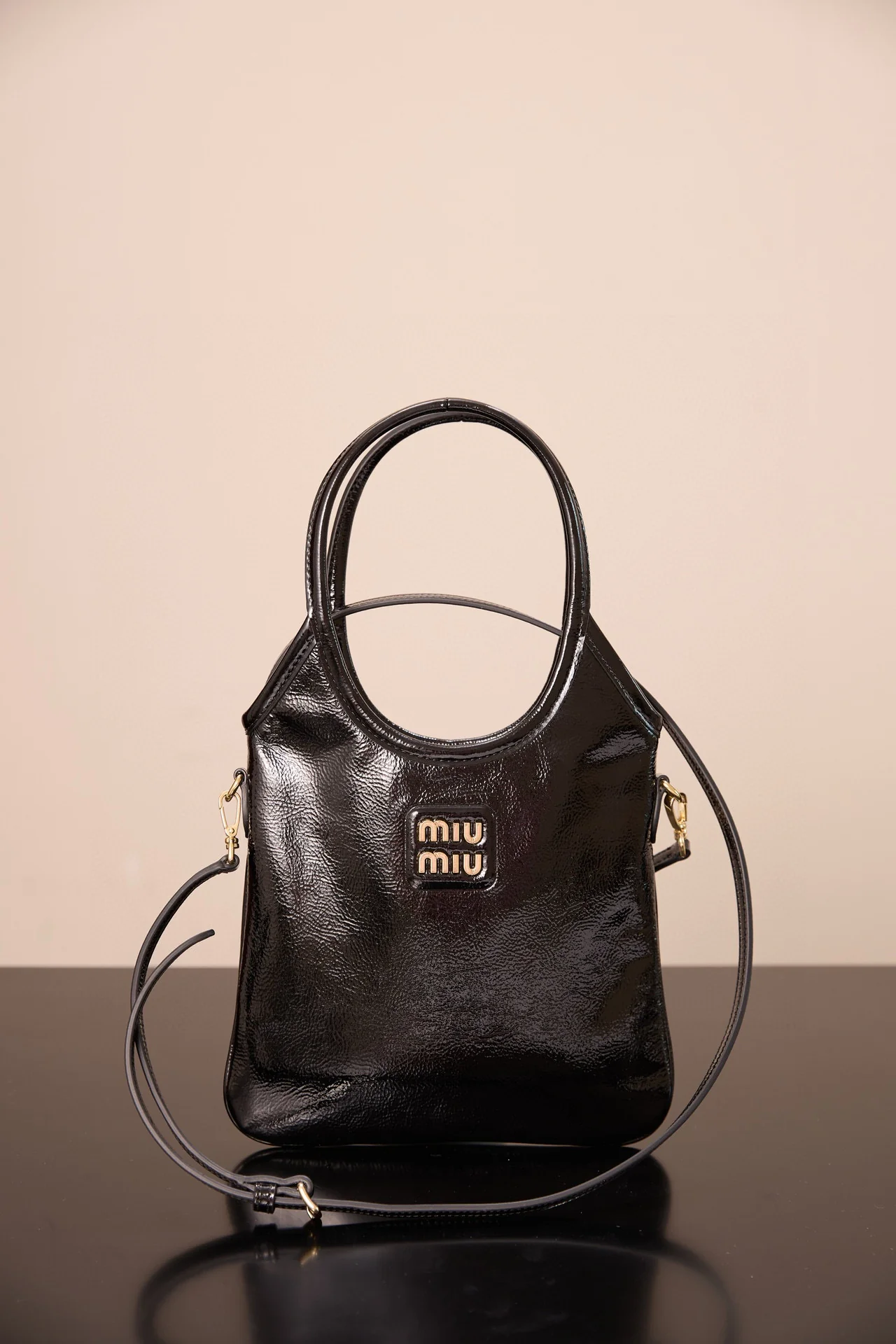 Сумка-тоут Miu Miu-5ba281m650-??? Маленькая, лакированная, черная