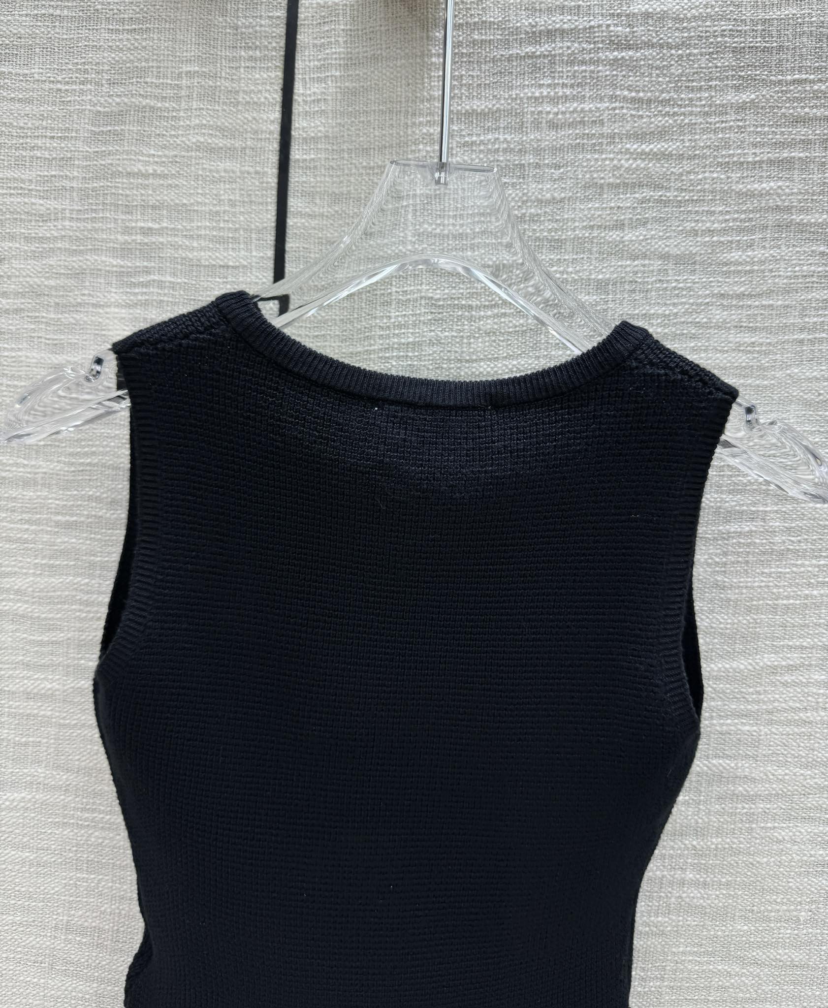 Вязаный жилет Chanel 2403 Graffiti с V-образным вырезом - Черный - 1 шт.