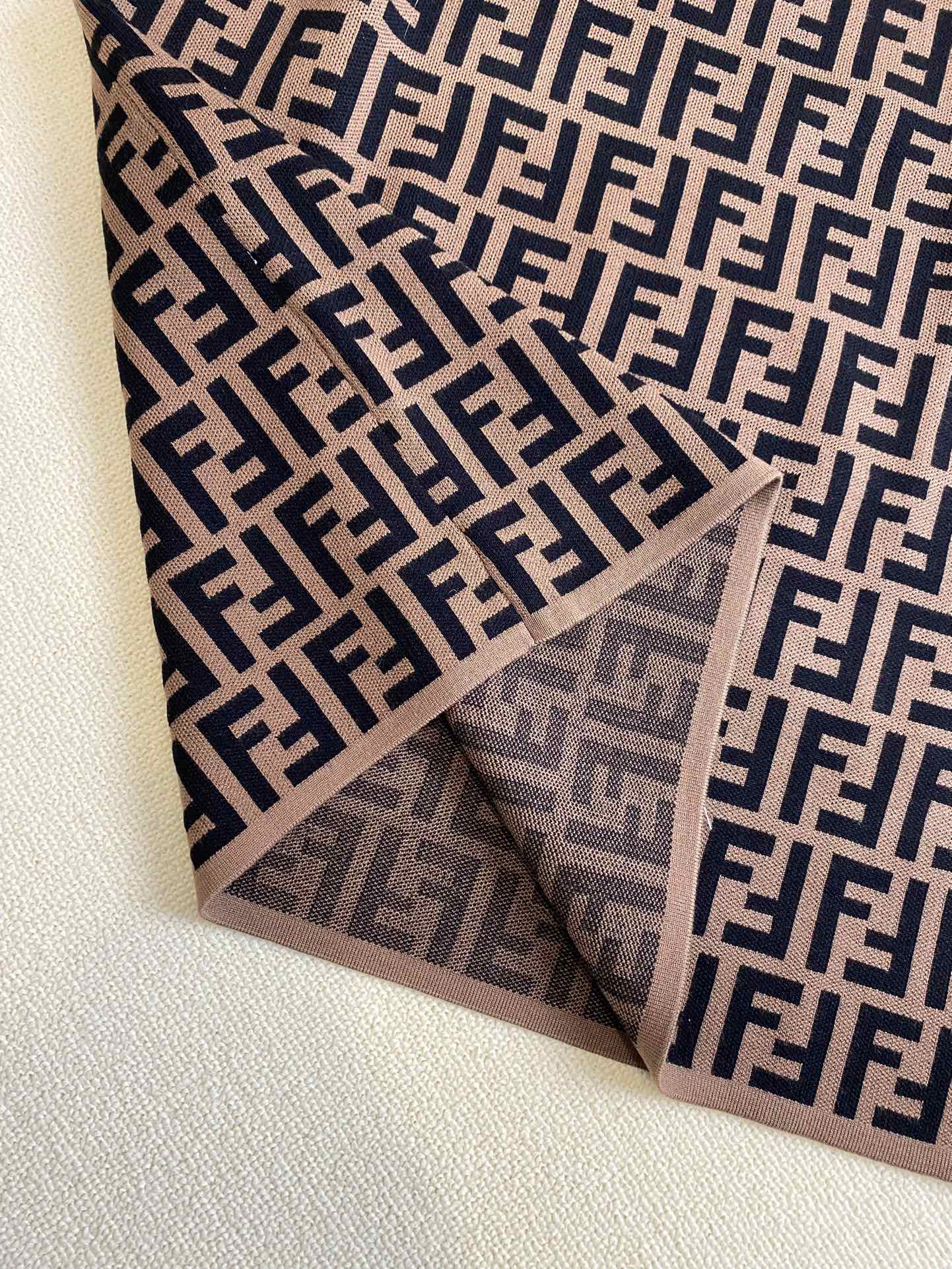 Fendi - 2403 - Новинка ранней весны: вязаное длинное платье с монограммой.