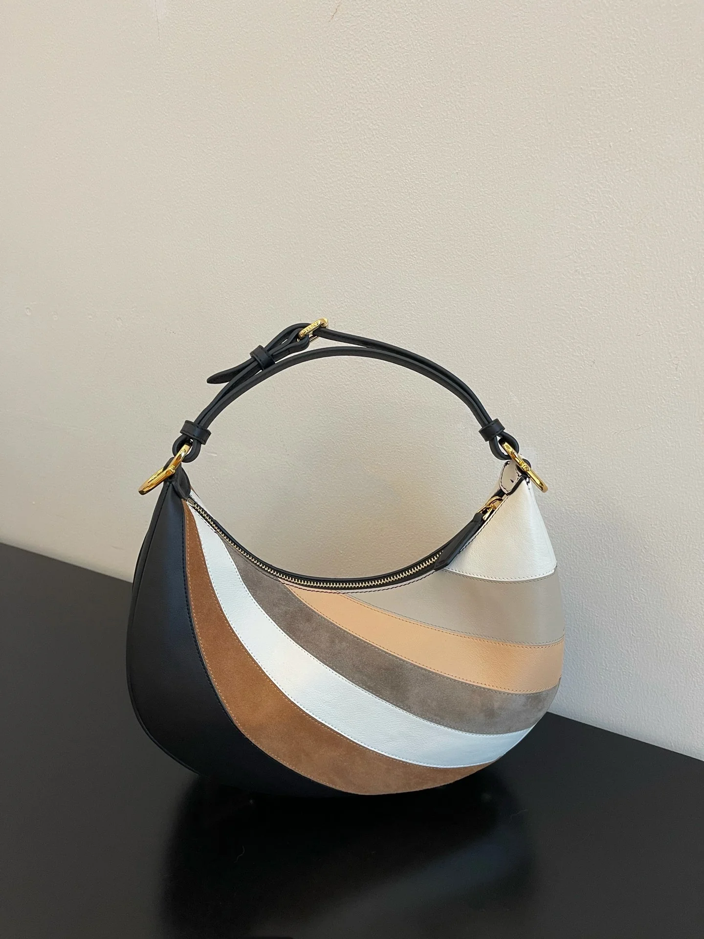 Fendi-fendigraphy - Большая коричневая сумка под мышку в форме полумесяца