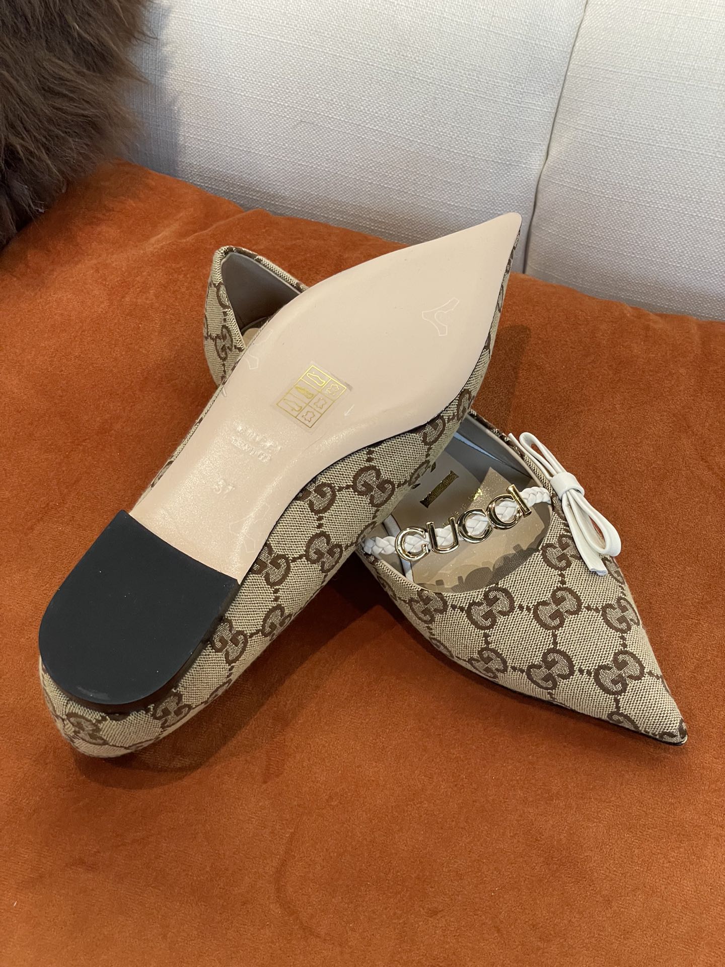 Балетки Gucci с острым носком - 1