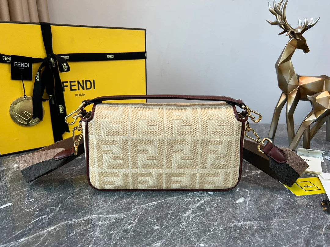 Сумка-багет Fendi — вышитая, бежевая.