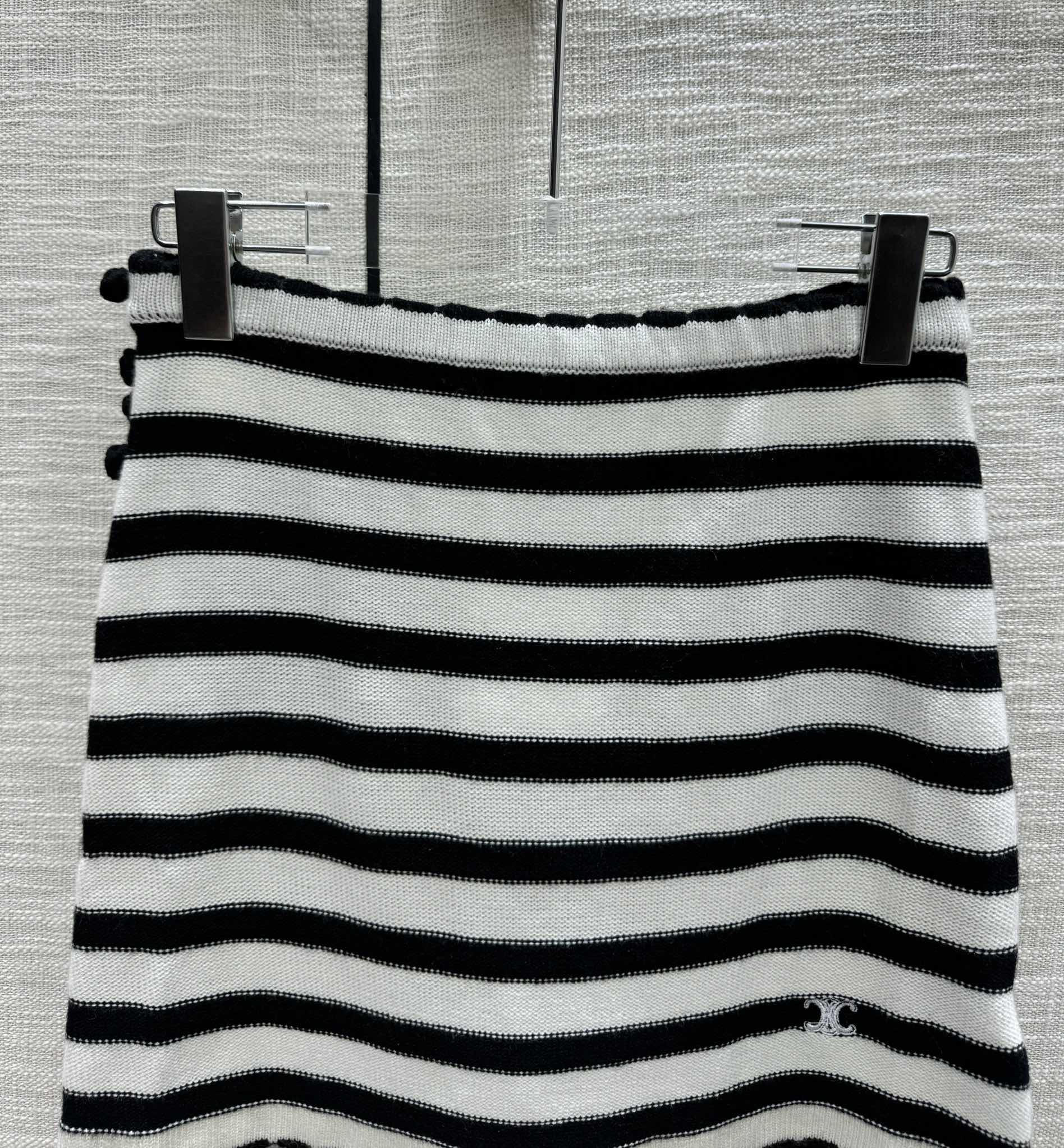 Вязаная юбка миди Celine 2404 с кружевной отделкой и полосатым рисунком в стиле колор-блок.