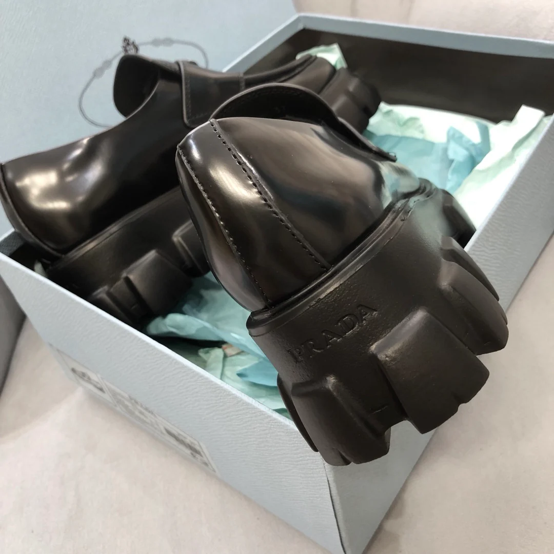 Туфли Prada - черный монолит - лоферы с острым носком