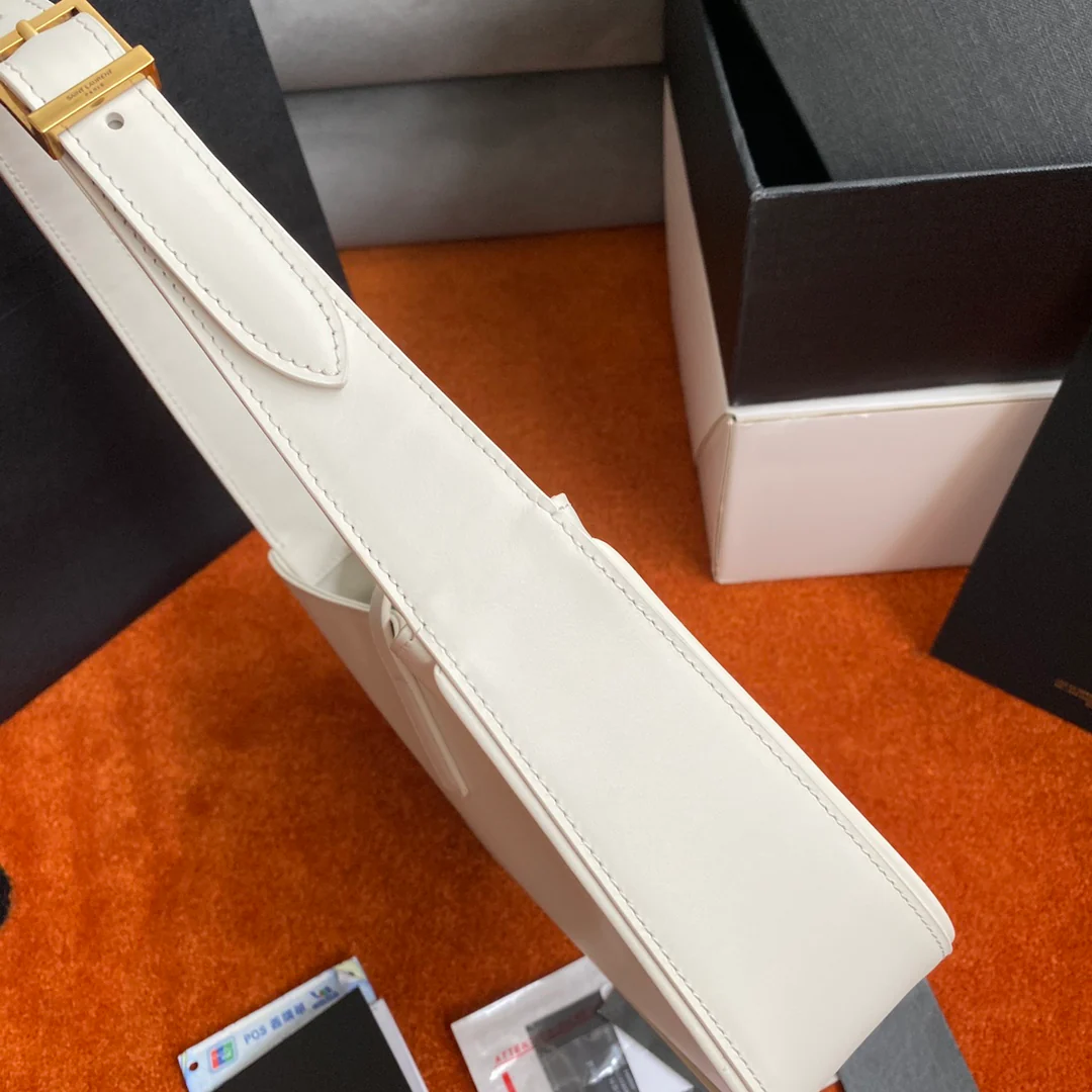 Сумка-седло YSL Plain Saddle Bag - белая с золотой фурнитурой.