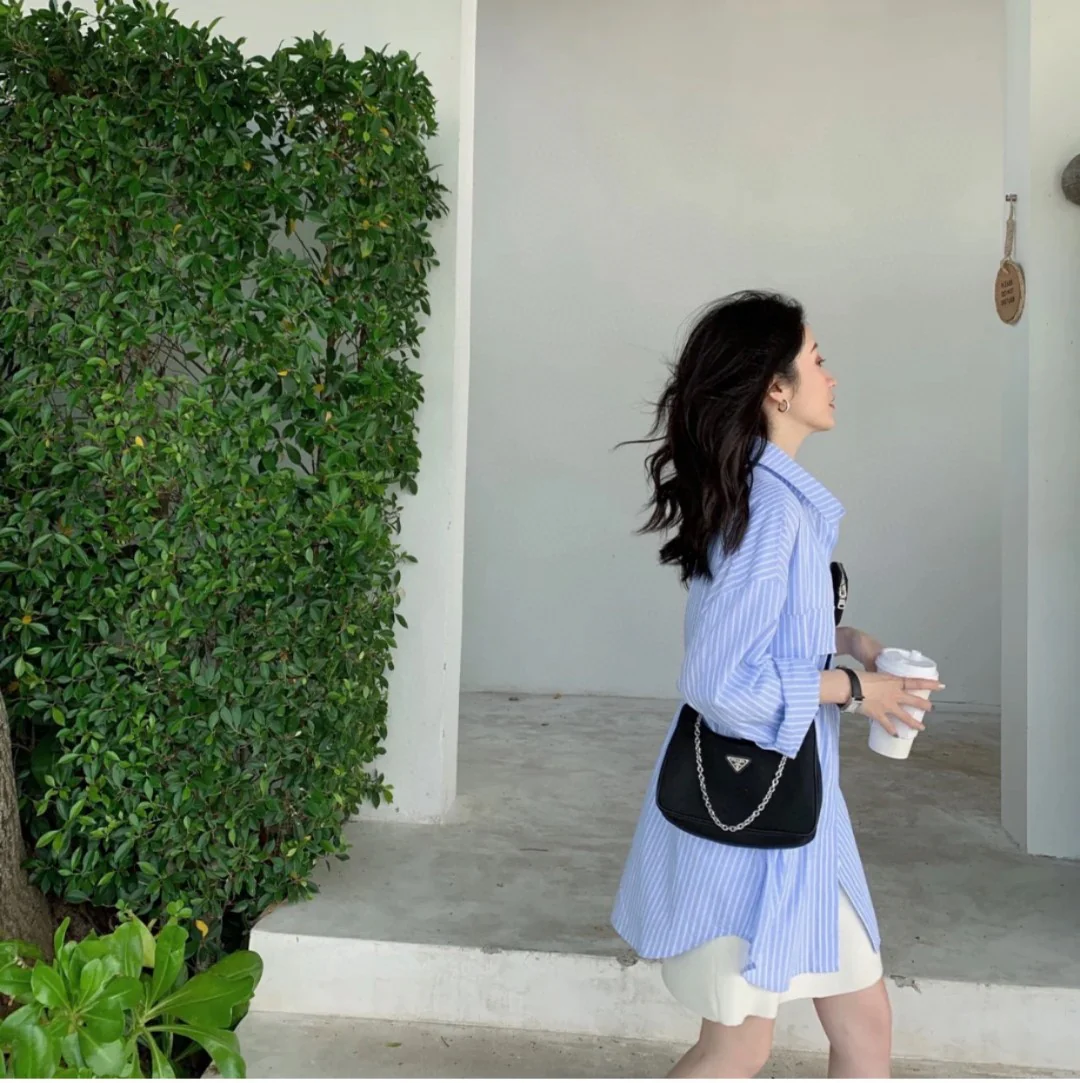 Новая сумка-хобо 3-в-1 от Prada, черного цвета, в качестве аксессуара.