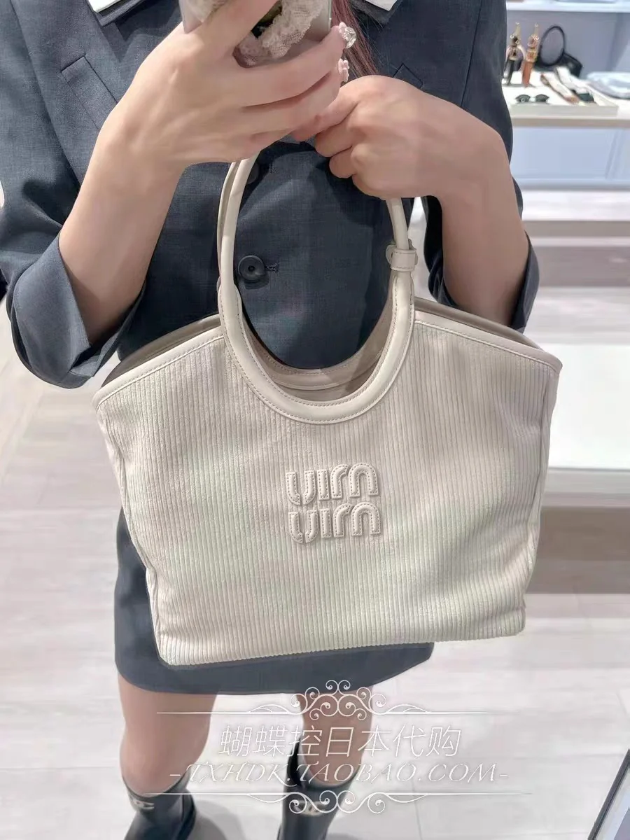 Сумка-тоут Miu Miu Ivy — на фото.