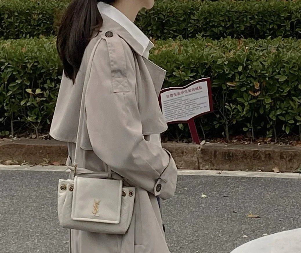 Мини-юбка YSL Nolita из белой кожи - на фото.