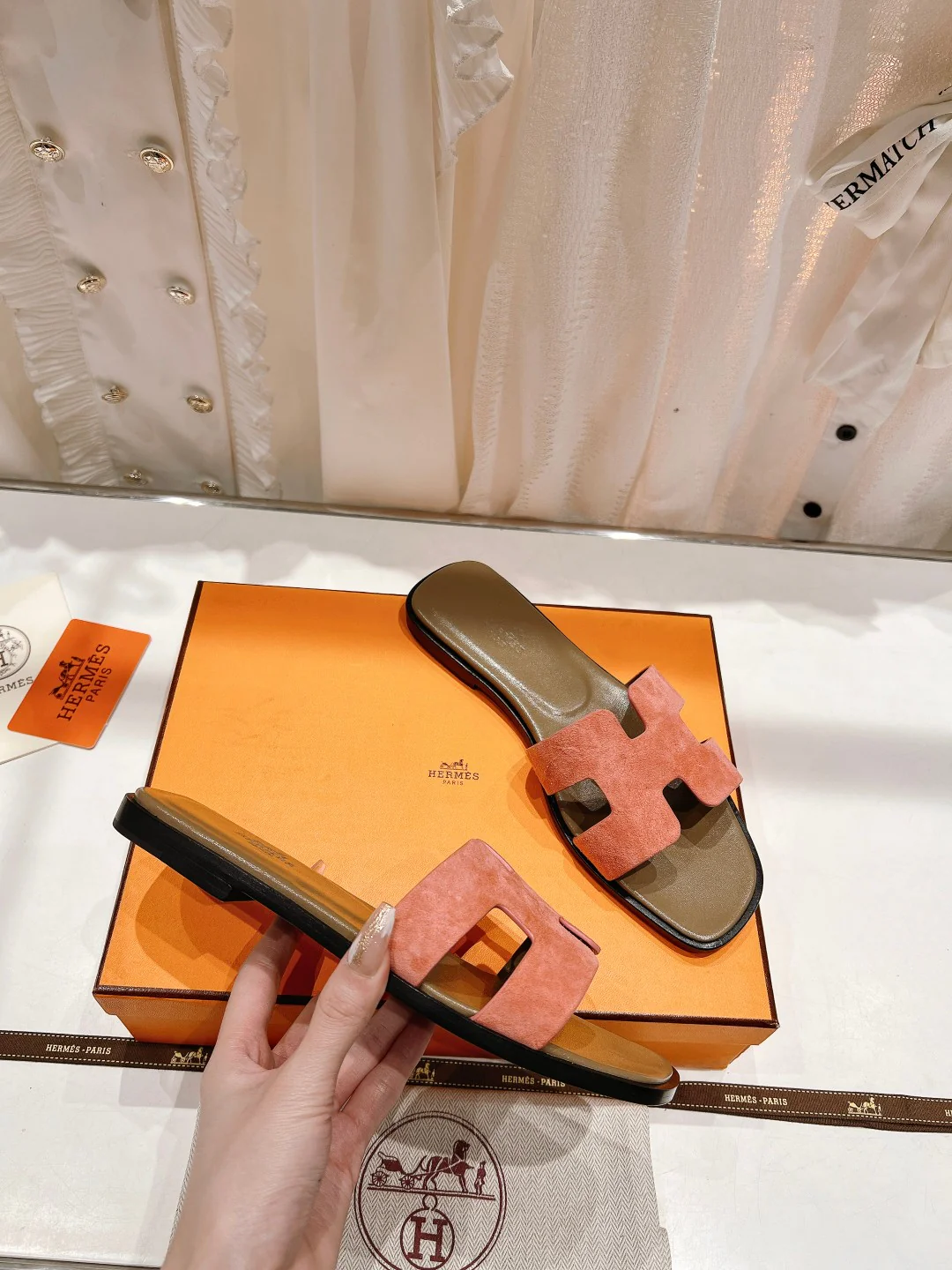 Новинка 2023 года от Hermes - Улучшенная версия - Классические тапочки H из овечьей кожи - Коричневые