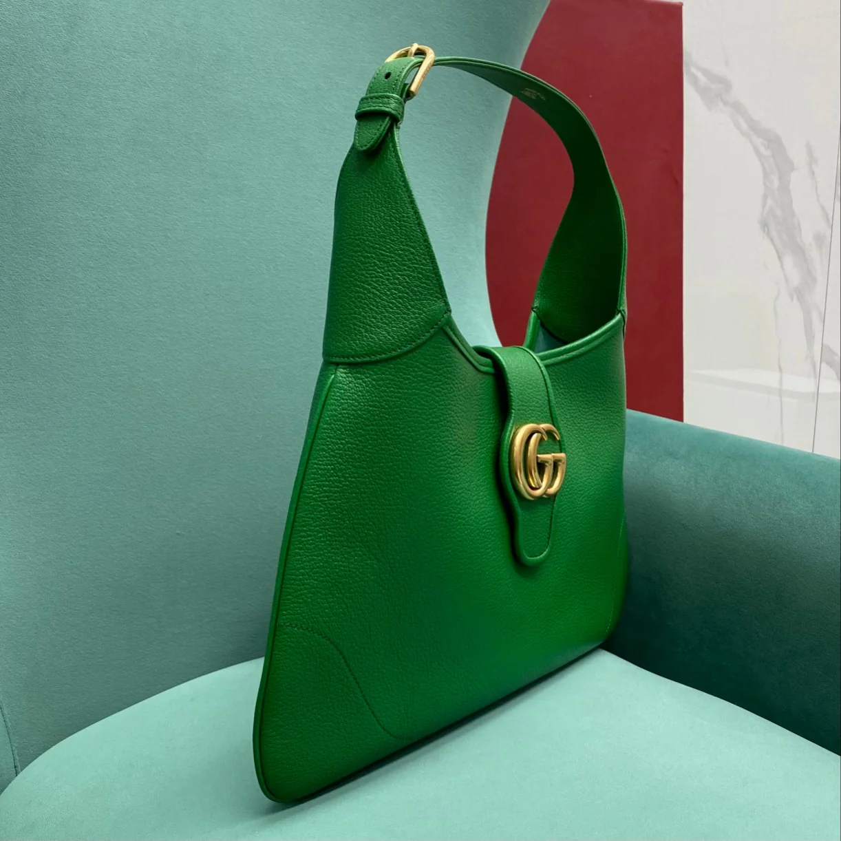 Весенняя коллекция Gucci 2023 — сумка через плечо ?Полумесяц?