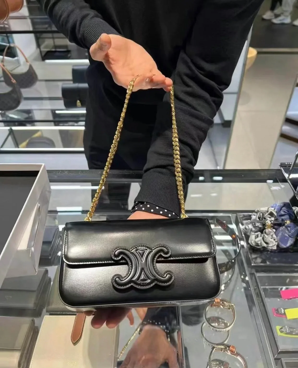 Сумка Celine Triomphe на плечо из глянцевой телячьей кожи с цепочкой — фотографии вживую.